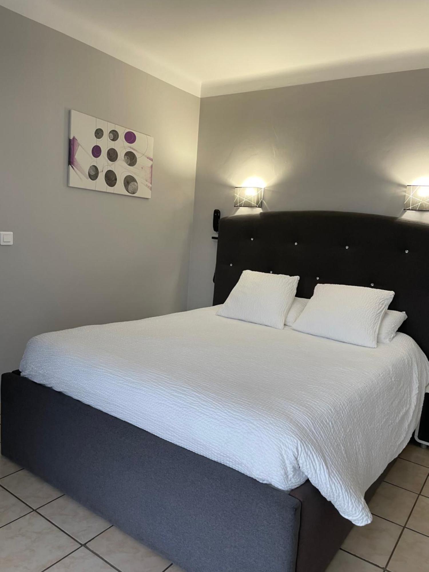 Logis Hotel Le Clement V Roquemaure (Gard) Exterior foto