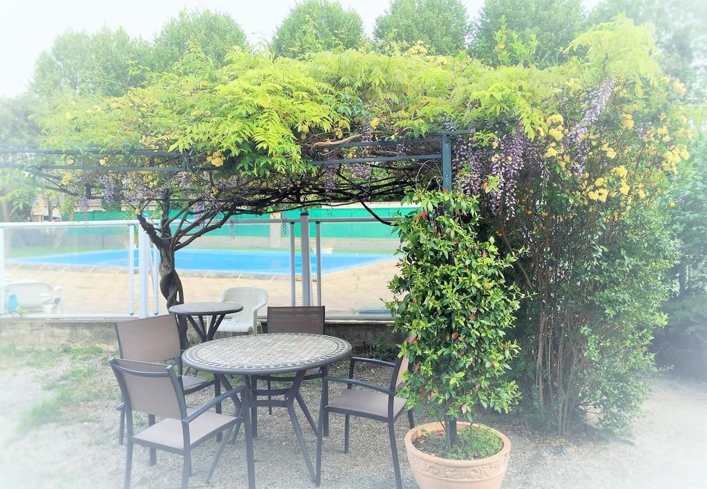 Logis Hotel Le Clement V Roquemaure (Gard) Exterior foto