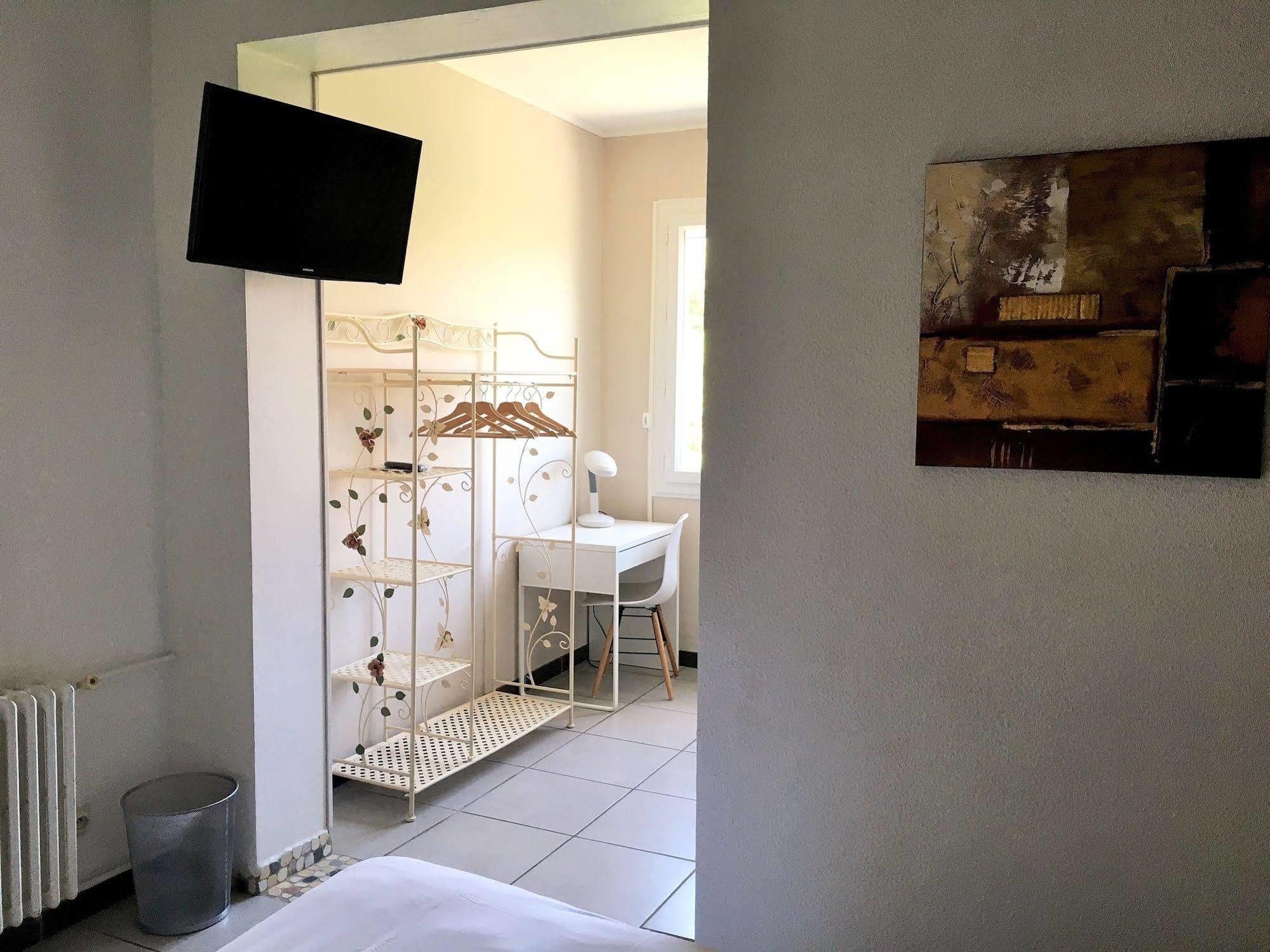 Logis Hotel Le Clement V Roquemaure (Gard) Exterior foto