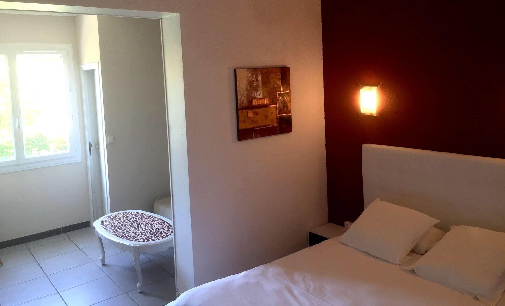 Logis Hotel Le Clement V Roquemaure (Gard) Exterior foto