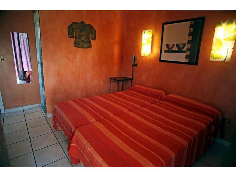 Logis Hotel Le Clement V Roquemaure (Gard) Exterior foto